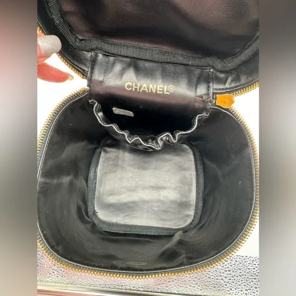 Chanel-Authentic-CC Logo bicolore Black Lambskin Leather Vanity Case - Picture 4 of 10